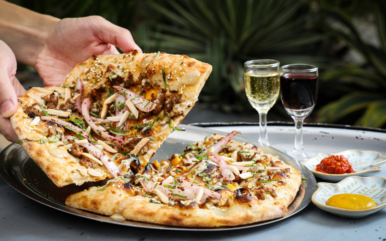 冷門異國料理1/豪邁對摺披薩、撕開烤餅大口咬下 「Pizza Hamsa」呈現道地耶路撒冷風情