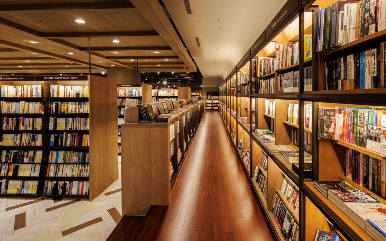 誠品松菸24小時書店全新亮相！六大亮點一次看，「坐讀階梯」、「40米閱讀長廊」打造沉浸式書海