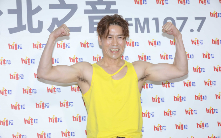 51歲羅時豐大展好漢草　自爆靠床上運動練就大肌肌　