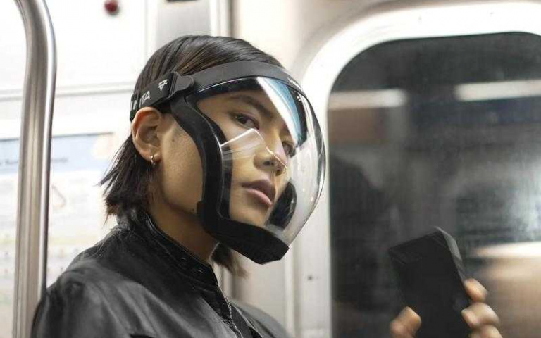 就算疫情延燒也不能阻擋我帥氣的一面，戴上好像在演《環太平洋》或是《阿凡達》中人類所配戴的氧氣罩一樣！