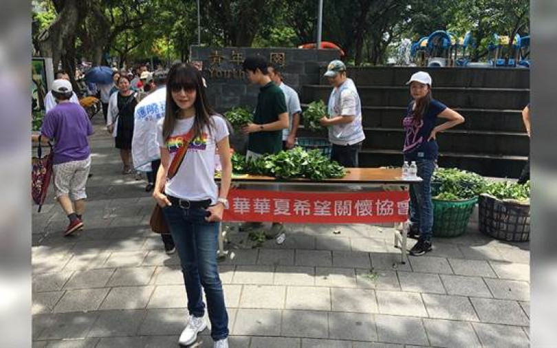 57歲昔日玉女凍齡現身　金瑞瑤攜夫帶子做公益