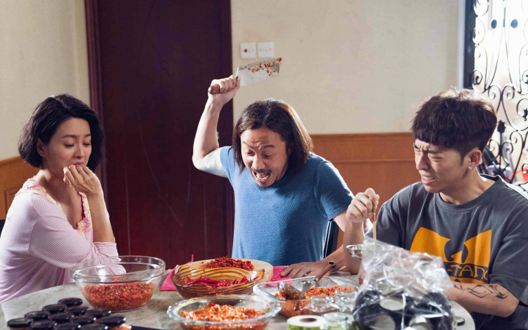 在「廁所」做辣椒醬谷底翻身!香港喜劇《闔家辣》真人故事改編,疫情創業超吸睛!