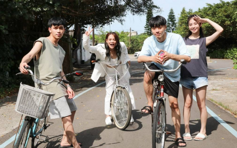 「原子少年」下海調教　全明星女神性感濕身大放送