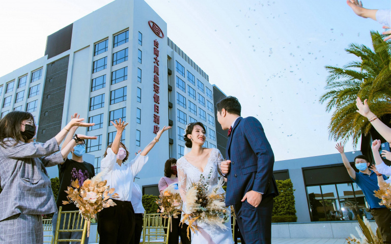 台南大員皇冠假日酒店「搶婚」 露天證婚超浪漫 愛∞無限喜宴專案 享證婚儀式85折優惠