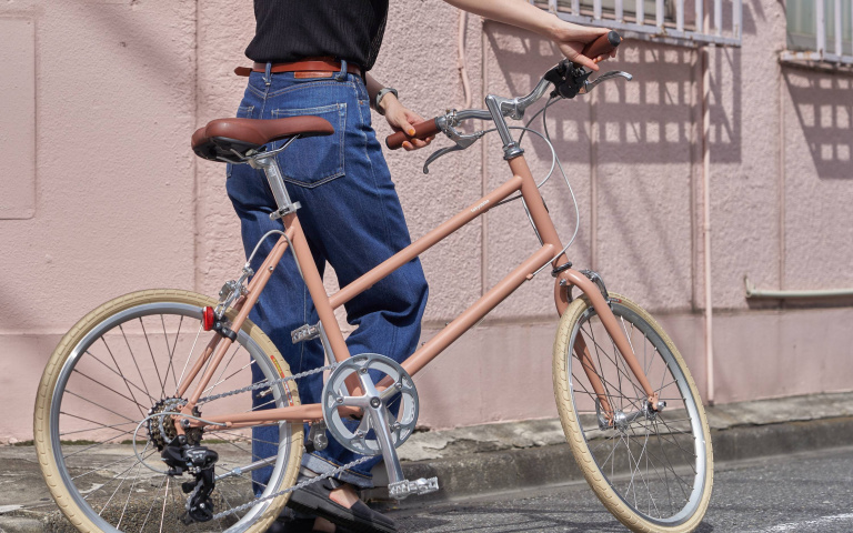 粉色控暴動啦！自行車品牌推新色，20英吋小直徑輪胎，放在家也不占空間