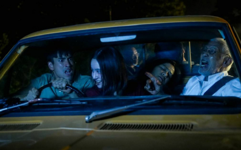 半夜開車遇亂葬崗群鬼撲過來　泰國《鬼聲泣》長髮女鬼吊樹裂嘴掉肉