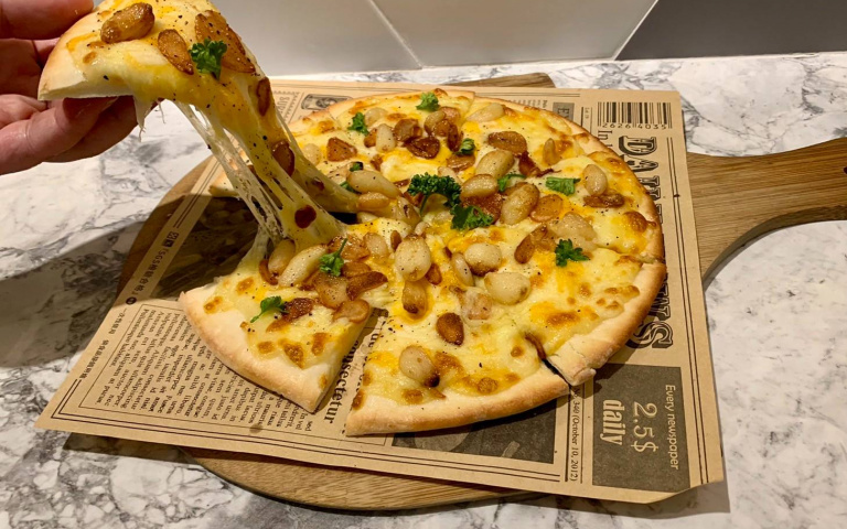 選舉前先來吃!義式餐廳推「凍蒜Pizza」,現撥蒜頭、Q彈餅皮真的超欠吃!