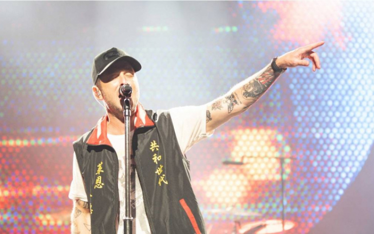 OneRepublic共和世代四度來台超接地氣　主唱萊恩穿宮廟背心登場嗨翻雄蛋