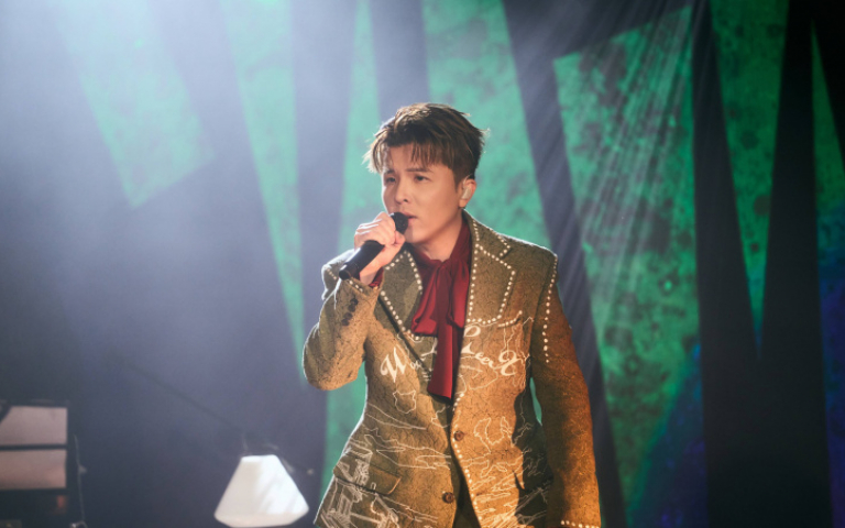 宋念宇平安夜與歌迷同樂　自嘲：眼睛小但能看很遠