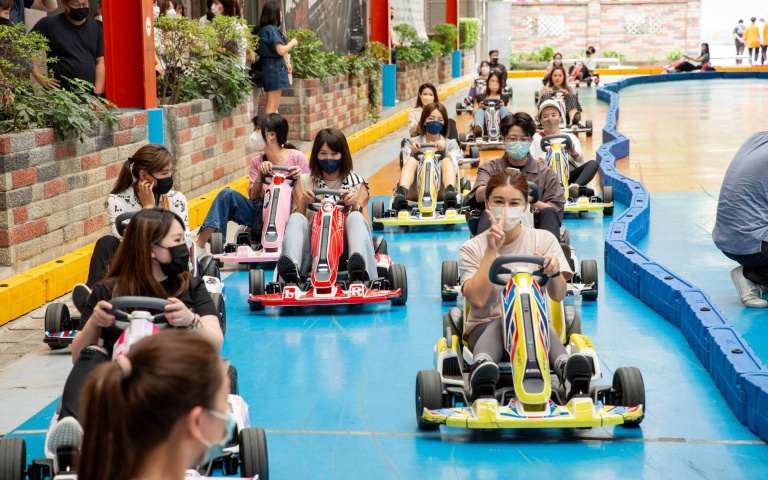小車神來尬車!親子餐廳推卡丁車活動,爸媽快帶小孩來玩爆