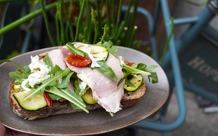 這裡不只早午餐3／鹿角蕨秘境╳boven雜誌圖書館　「五方食藏大稻埕店」質感亮相