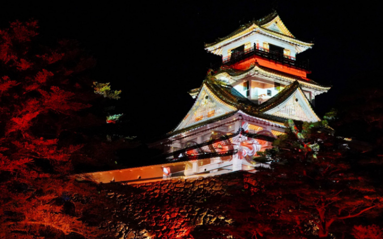慢遊四國高知1／夜訪高知城冬季點燈美景　超嗨居酒屋隨響板、夜來祭小調起舞