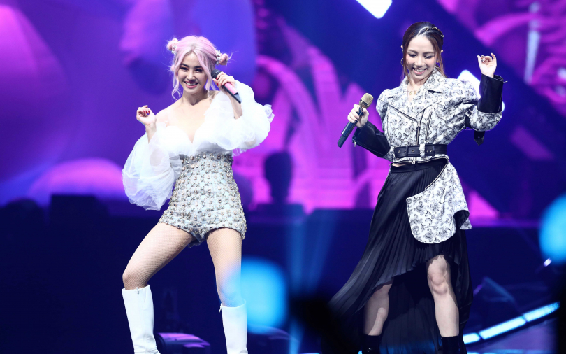 蔡依林揪鄧紫棋同台共舞　互誇「小隻」逗樂全場