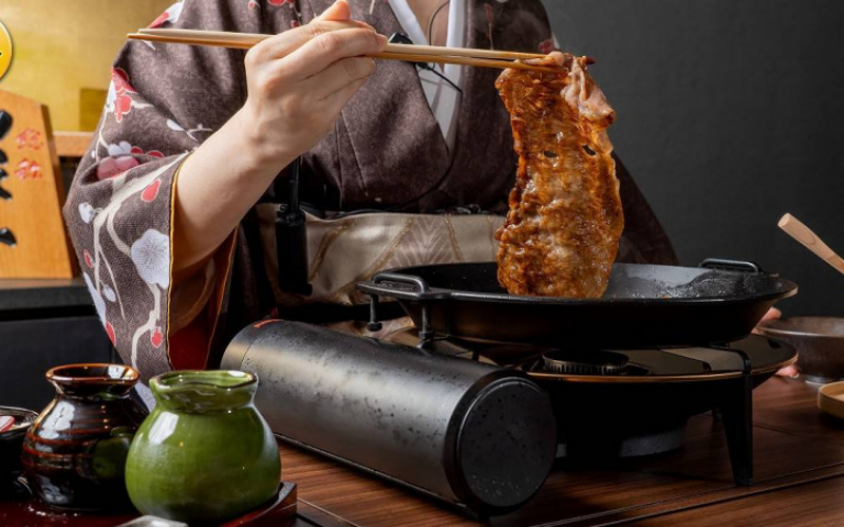 肉食控請進2/專人細緻服務、品嘗頂級黑樺牛 「松阪亭別邸」板前展演關西風壽喜燒