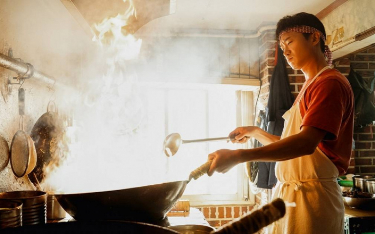 趙宇鎮《誰想當老大》化身中華料理廚師　拜師「黑白大廚」反被拜託「別再來了啦」