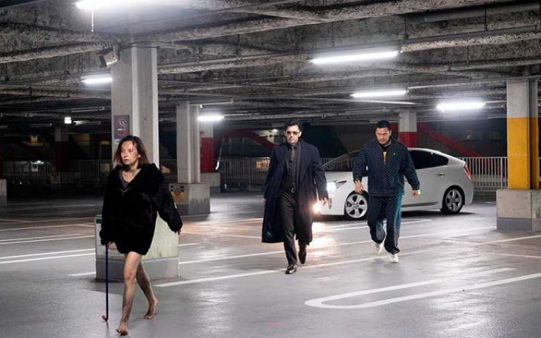 混血女星Becky街頭赤腳狂奔 路人嚇壞驚呼:她沒事吧?