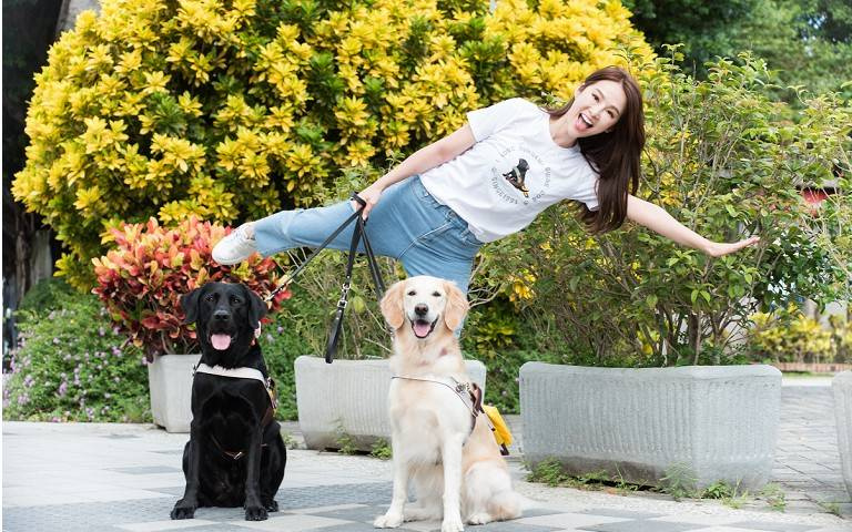寵物情緣/張齡予挺孕肚揪導盲犬做公益 親曝懷胎6月現況