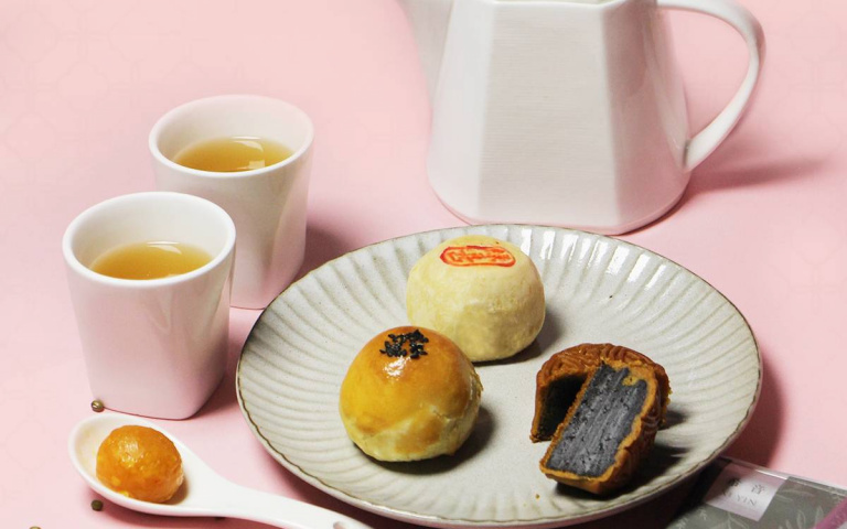 中秋禮盒大戰!綠豆凸、蛋黃酥、棗泥經典口味月餅,搭配茶包清爽不甜膩!