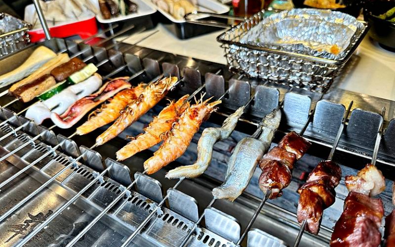 新北⾸間⾃動串烤!「思犇串烤」每串20元起,姓名有這五字送好康!