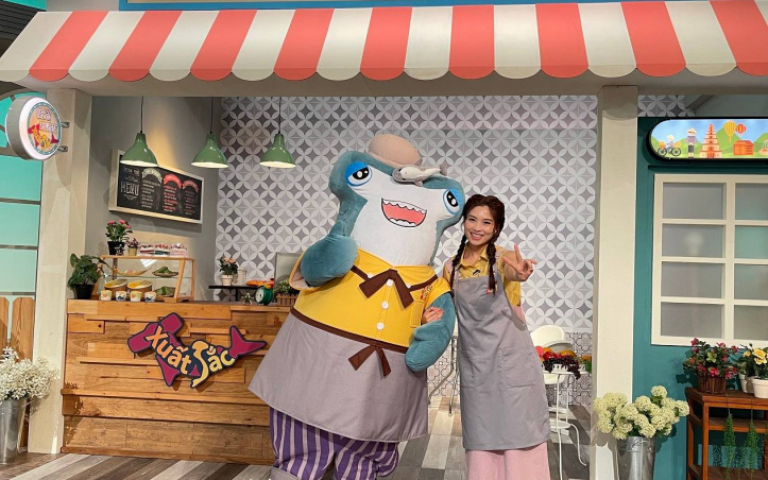 阮秋姮化身甜點坊老闆　接主持棒教學童講越南語