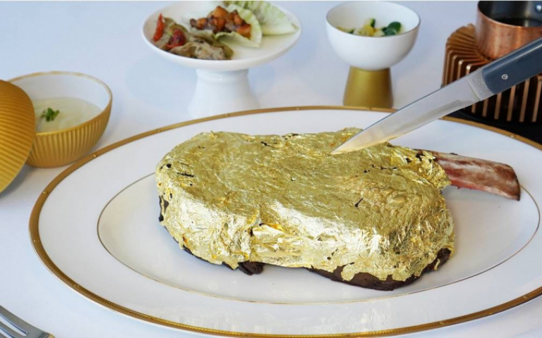 這塊牛排「係金A」！台北大直法餐開啟副品牌　澳洲純血和牛肋眼貼滿20片金箔