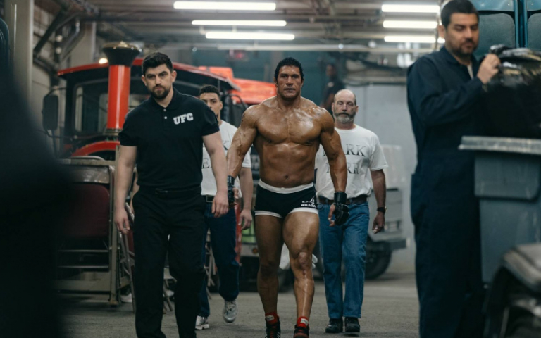 你沒見過的巨石強森！　《重擊人生》揭開他私密脆弱面