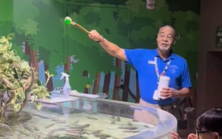 食物在空中　這條魚竟直接吐口水命中！