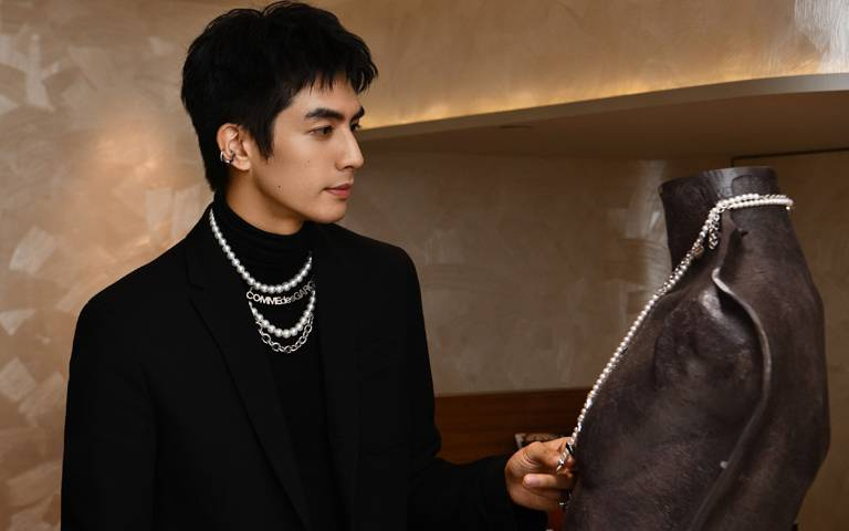 男人戴珍珠就是帥！宋威龍示範新世代潮流穿搭，珍珠串鍊、耳骨夾、鑽戒多層次完美共融
