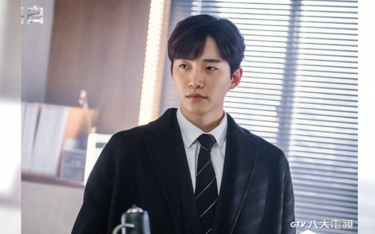 2PM李俊昊寫字遭嫌棄　《自白》導演無情打槍：快點擦掉