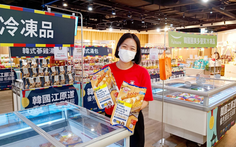 韓國市集泡菜、辣炒年糕買1送1！加贈水梨汁，滿額送迷你風扇！