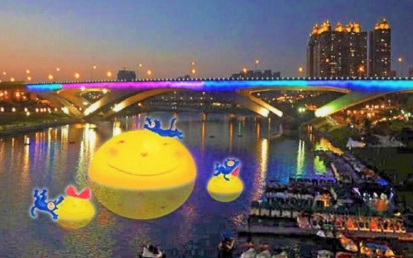 粉絲尖叫！幾米超級月亮出現　碧潭「15公尺漂浮月球」中秋打卡賞月