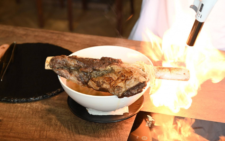 屬牛的人注意！30公分巨型戰斧牛排牛肉麵「5折」爽爽吃！