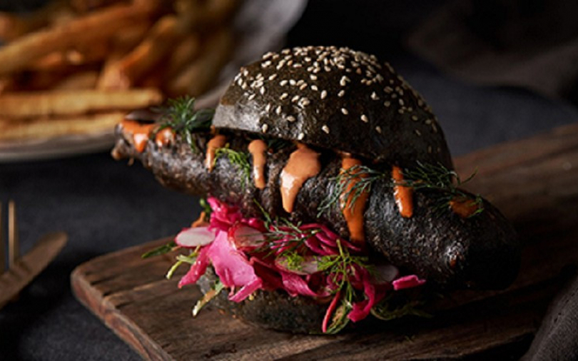 挑戰黑魔女！酷黑料理正當紅　漢堡、冰淇淋、零食通通變成黑色啦