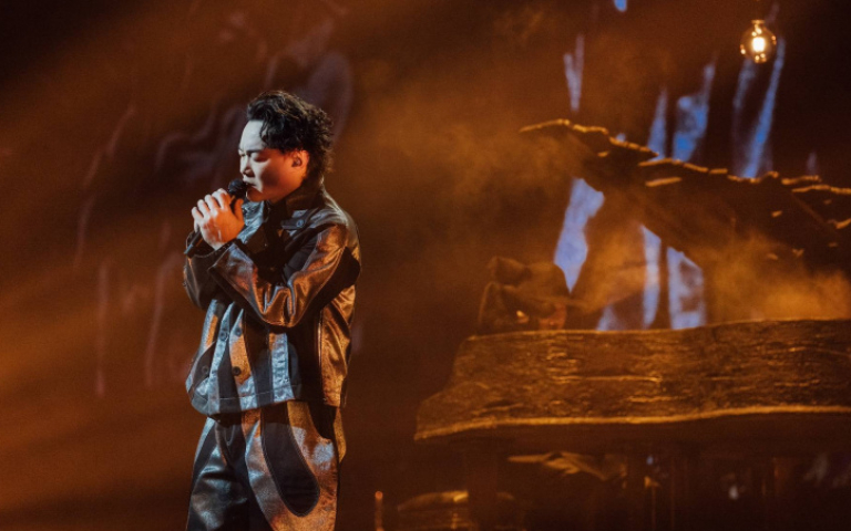 陳奕迅穿西裝爬陽明山　 直呼「熱到想暈」