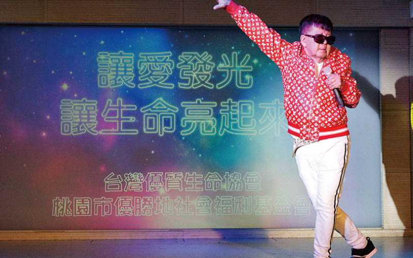 唱歌抗惡疾 80歲林松義返家途中發病抖不停