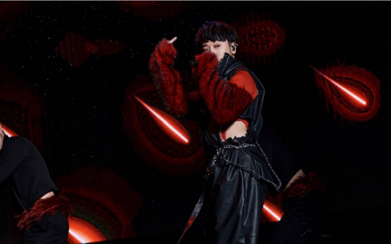 小賴無畏暴雨10度低溫　嫌衣服不夠辣「霸氣大挖洞」