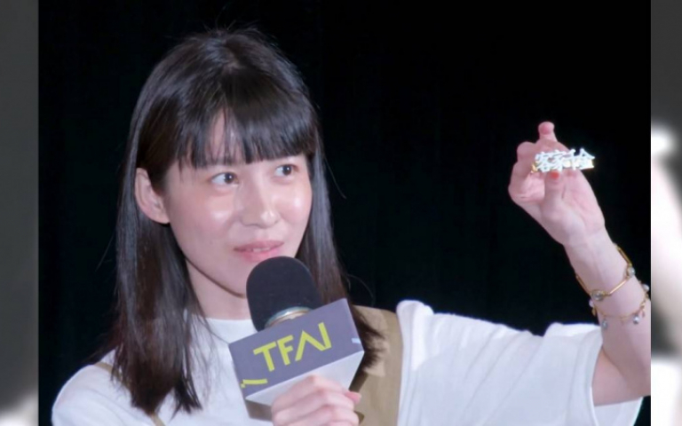 連俞涵自認不修邊幅　靠小物催眠變身千金