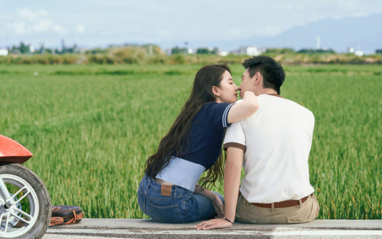 劉亦菲出道21年首主演現代劇　自揭是「貓奴」：最喜歡擼貓