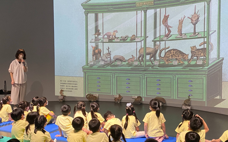 走揣臺灣之美！臺博館台語有聲繪本《覕相揣》獲德國白烏鴉獎！