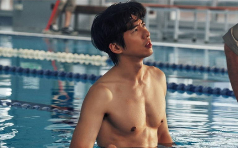 傅孟柏裸身衝進泳池！導演看畫面讚：胸肌和腹肌都相當挺立