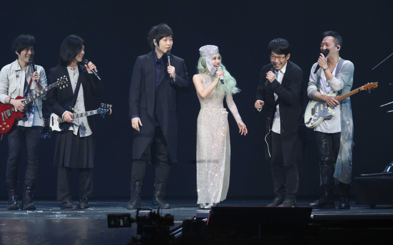 五月花再度合體　蔡依林情挑阿信：「不知道看XX還是內褲嗎？」