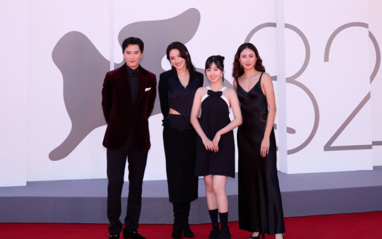 舒淇首執導筒《女孩》威尼斯首映　「15分鐘掌聲不斷」激動哭成一團