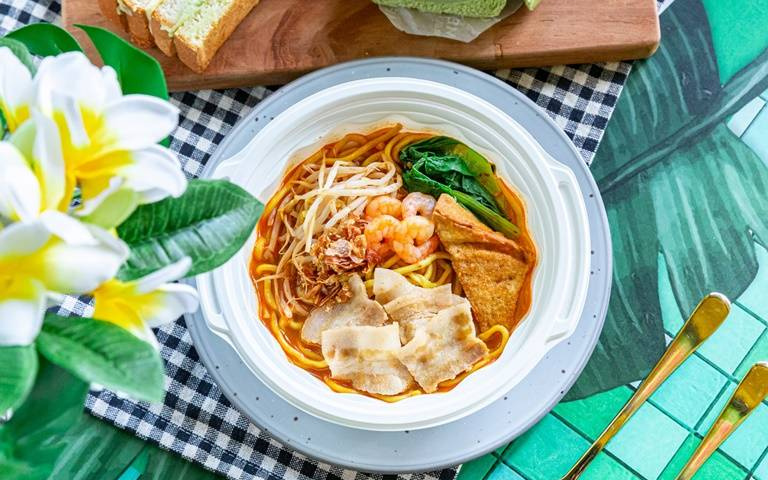 超商吃得到!知名星馬料理聯名全家推四款「南洋美食」 檳城炒泡麵、加央牛油烤土司讓你秒飛馬來西亞