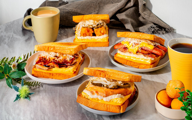 早餐吃韓式！Isaac「泡菜豬五花、安東嫩雞」夾入奶油吐司，每口都爆餡超夠味！