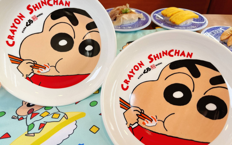 滿額送小新餐盤！「藏壽司 X 蠟筆小新」限量周邊再加碼，大臉餐盤攻陷大姊姊的心！