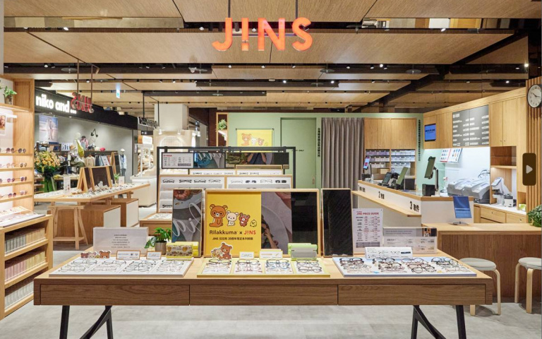 JINS慶新店開幕,邀神秘嘉賓擔任一日店長!消費滿額贈「手機夾片掛繩」!