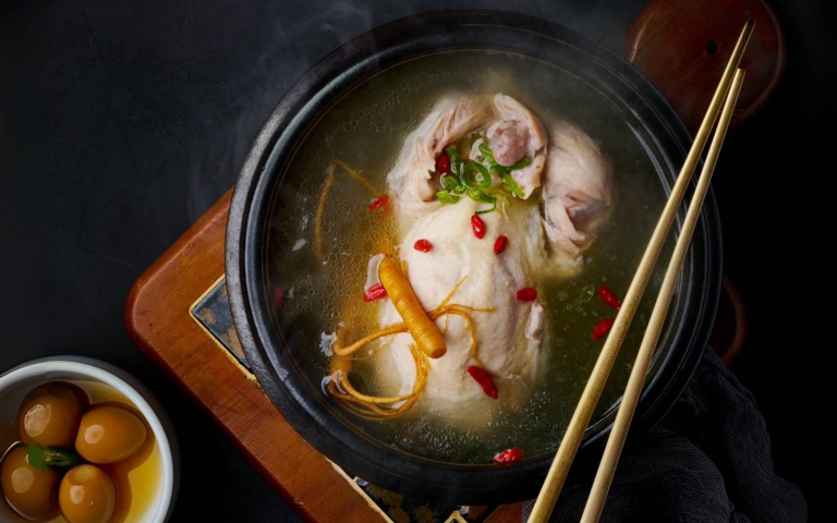 高雄韓式豆腐鍋品牌出示黃色小鴨自拍畫面，吃「人蔘雞定食」現省110元！