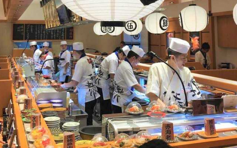 全台最大迴轉壽司開幕 58公尺最長吧台、師傅現場製作