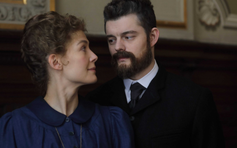 居禮夫人波折情路　電影周旋於兩英倫男神