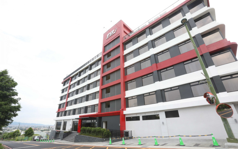 房間裡就可以看賽車!「麗寶賽車主題旅店」5月1日正式開幕~